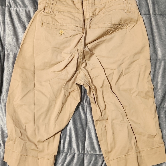 Women's tan Gloria Vanderbilt casual shorts. - Picture 2 of 4